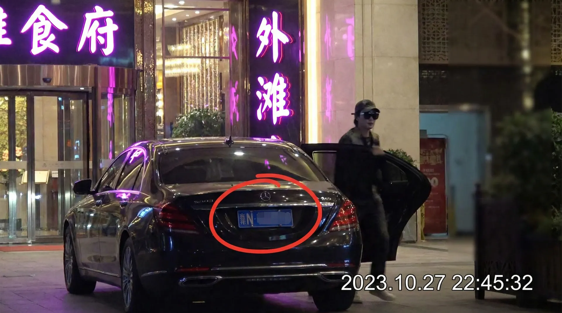 12BET平台 - 豪车餐厅外偷拍